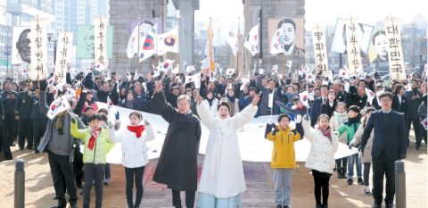 Moon vows new era of peace from 2019